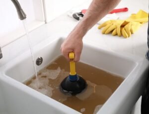 bruk av avløpspumpe/suge kopp som åpner avløp